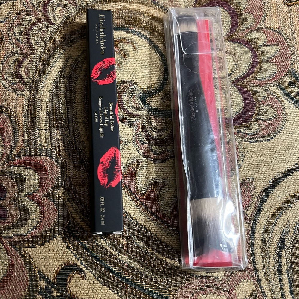Elizabeth Arden Dual-Ended Contoured Foundation Brush and Liquid Lipstick Cheeky